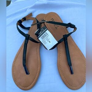 Look at this beautiful sandal, perfect for this time of the year.